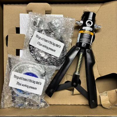 Bơm kiểm tra khí nén Fluke 700PTP-1 nặng 1,43 lb và có dung tích 650 g cho đồng hồ đo áp suất chênh lệch